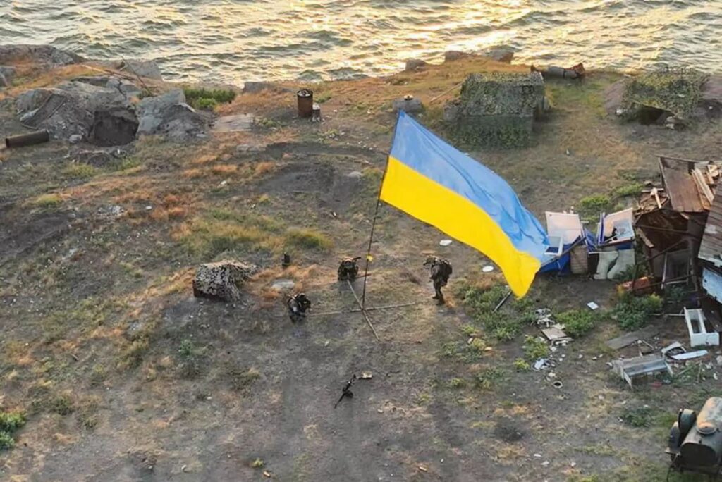 Деоккупация Змеиного ВСУ и флаг Украины
